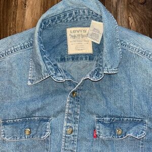 Levi's Distressed Blue cCustom Cropped shirt. Men’s L